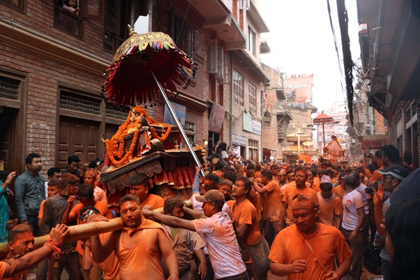 सिन्दुरले रङ्गियो मध्यपुरथिमि